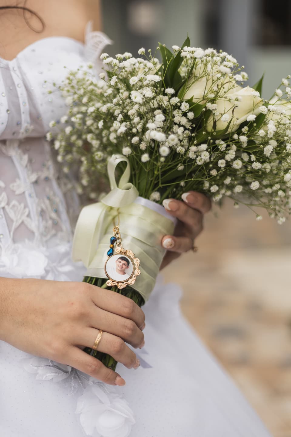 Ramo de flores blancas con un dije que lleva la foto de un ser querido